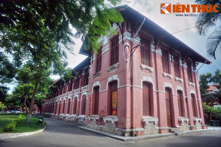 Kể từ khi thành lập đến nay, nhà trường đã tu bổ hoặc xây dựng thêm một số công trình phục vụ dạy và học, tuy nhiên dáng vẻ ngôi trường nói chung không thay đổi đáng kể.