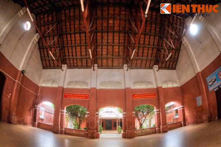 Ngày nay, trường Đồng Khánh - Hai bà Trưng vẫn là một ngôi trường lớn, một địa chỉ giáo dục có uy tín tại Huế. Trung bình hàng năm, trường có trên 40 lớp học, đảm nhận giảng dạy cho hơn 2.000 học sinh cấp trung học cho thành phố Huế.