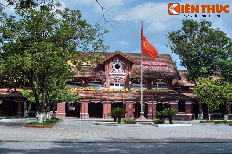 Khu nhà chính của trường nằm sau một khoảng sân rộng có cột cờ. Sau dãy nhà chính có nhiều tòa nhà phụ trợ như thư viện, bệnh xá, phòng thí nghiệm, phòng nhạc, phòng nữ công gia chánh, nhà bếp... và một sân vận động.