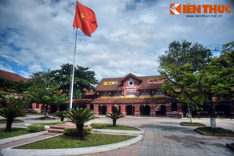 Nằm ở số 14 Lê Lợi, thành phố Huế, Trường THPT Hai Bà Trưng thường được biết đến trong dân gian với tên gọi trường nữ sinh Đồng Khánh hoặc trường Đồng Khánh, là một trong những ngôi trường lớn và có lịch sử lâu đời tại miền Trung và cả Việt Nam.