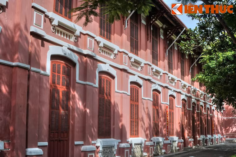 Hai bên của dãy nhà chính là hai khu nhà lớn nằm đối diện nhau. Hai khu nhà này có tầng trên là tầng ngủ dành cho học sinh nội trú và tầng dưới là lớp học.