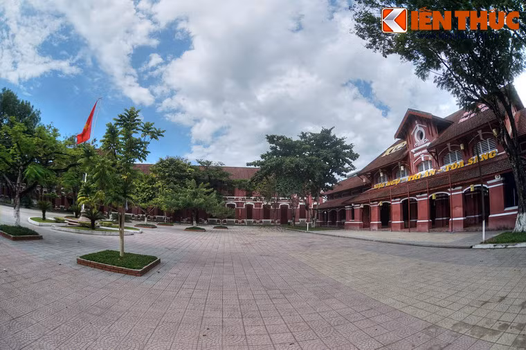 Lễ đặt viên đá đầu tiên xây dựng ngôi trường này diễn ra vào ngày 15/7/1917, với sự hiện diện của Vua Khải Định, Toàn quyền Đông Dương Albert Sarraaut cùng nhiều vị hoàng thân, Thượng thư triều đình nhà Nguyễn và một số quan chức cao cấp người Pháp tại Đông Dương.