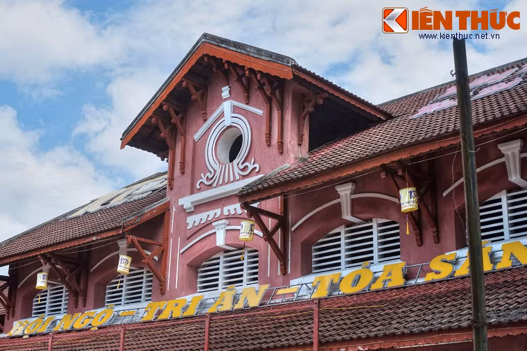 Dưới sự điều hành của nhà thầu Leroy, gần hai năm sau, ngôi trường khánh thành với tên gọi Cao đẳng tiểu học Đồng Khánh. Đây là ngôi trường nữ đầu tiên và duy nhất dành cho nữ sinh cả 13 tỉnh Trung Kỳ bấy giờ đến học.