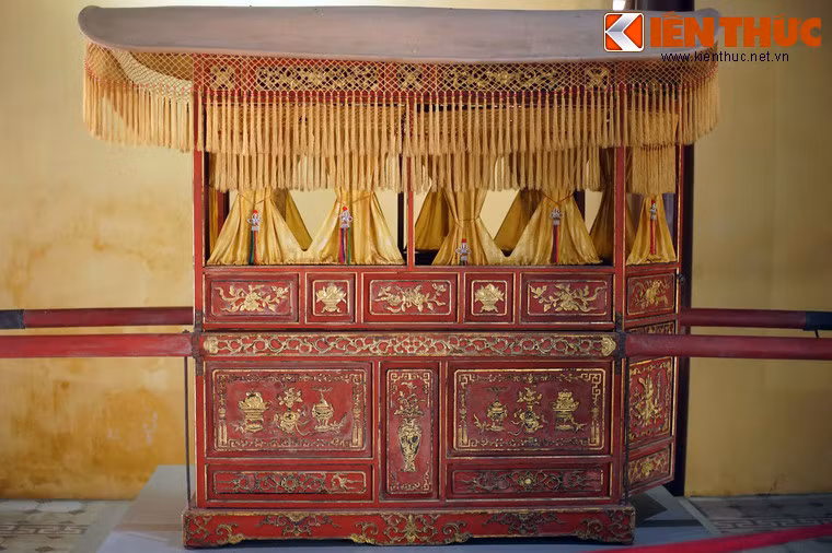 Theo quy định của triều đình nhà Nguyễn, kiệu là phương tiện đi lại chỉ dành riêng cho Hoàng đế, Hoàng thái hậu và Thái tử, những người có địa vị cao quý nhất trong hoàng tộc.