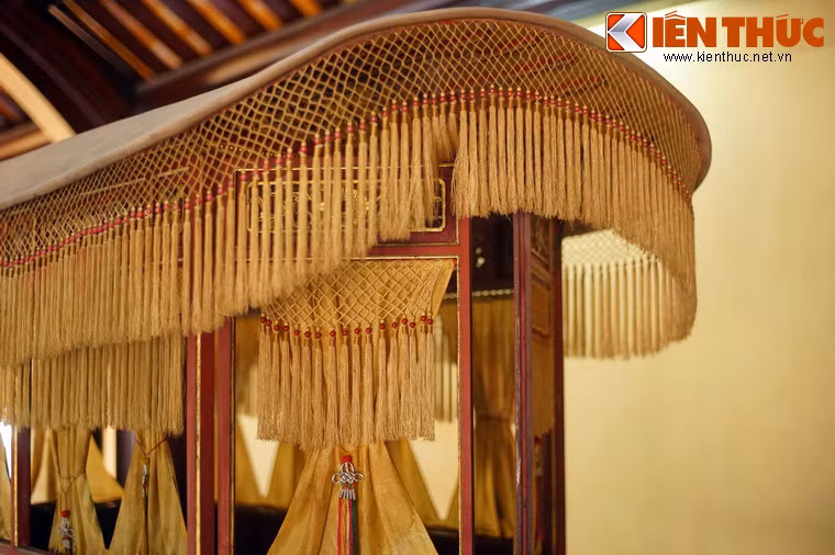 Kiệu của vua gọi là Long liễn (hoặc ngự liễn), thông thường có kết cấu gồm một cái ghế chạm long vân, có mái che, đặt trên một giàn đòn và phải mất đến 16 người để gánh.