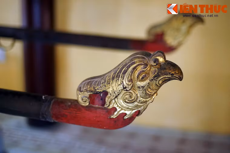 Hai đầu tay đòn phía trước của kiệu được chạm trổ hình đầu chim phượng - biểu tượng của phụ nữ hoàng tộc.