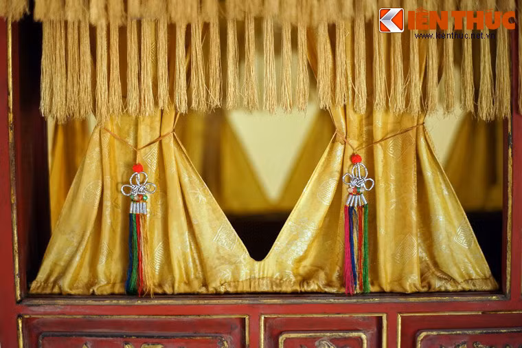 Các ô cửa của kiệu đều có màn che màu vàng - màu sắc của hoàng gia.