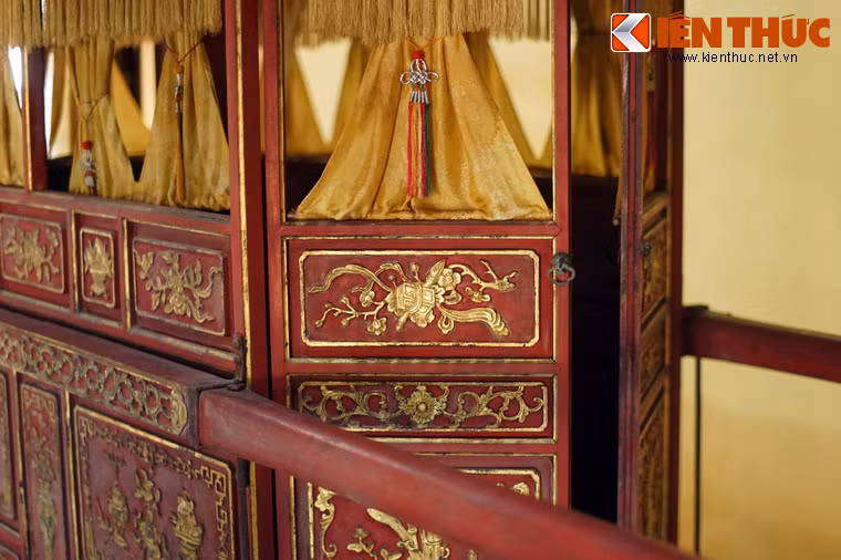 Cũng như Long liễn, Phượng liễn cũng có 16 người gánh, được chia làm hai hàng, mỗi hàng 8 người.