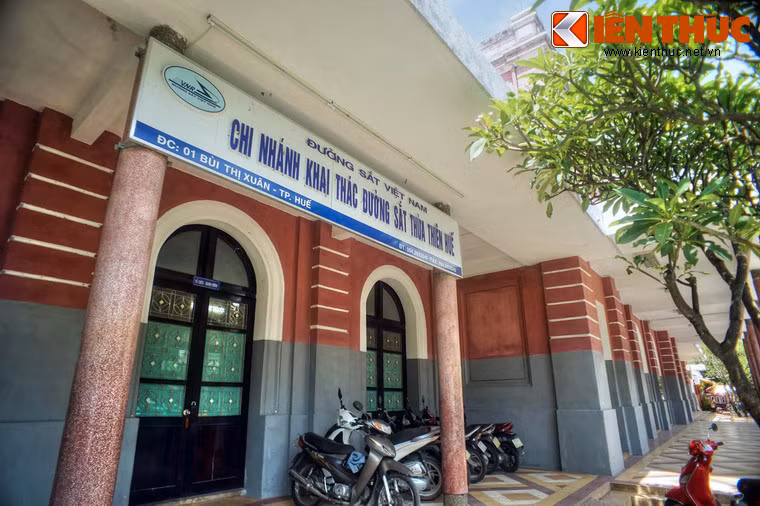 Vua Duy Tân sau cuộc khởi nghĩa không thành năm 1916 đã bị đưa lên ga Huế để bắt đầu cuộc đày ải sang đảo Réunion của Pháp.