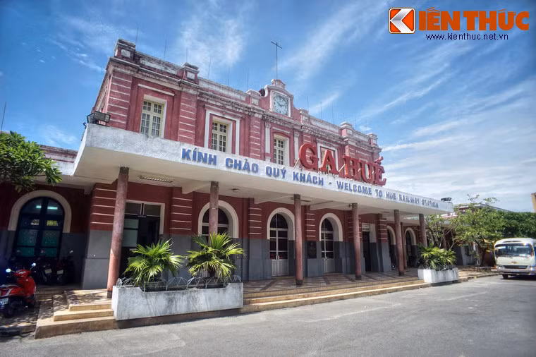 Nhà ga Huế được xây dựng theo mô thức kiến trúc dịch vụ đường sắt Âu châu, gồm một quần thể công trình liên hoàn với nhà ga đưa đón khách, ga tiếp nhận hàng hóa, các phòng làm việc, cơ xưởng hỏa xa, khách sạn...