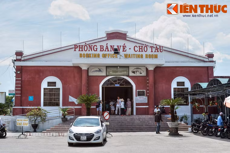 Nhà ga lịch sử này cũng từng tiếp đón nhiều nhân vật quốc tế nổi tiếng như vua hề Charlie Chaplin, nhà văn Pháp André Malraux, quốc vương Campuchia Sihanouk và hoàng hậu...