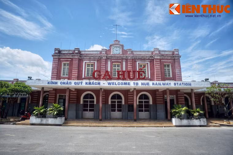 Ga được người Pháp cho xây năm 1908, tên cũ là ga Trường Súng, là một nhà ga trên tuyến đường sắt Đông Hà - Đà Nẵng. Tuyến đường sắt này dài 171 km, được xây dựng từ năm 1902-1908. Đến năm 1936, tuyến đường này trở thành một phần của tuyến đường sắt Bắc - Nam.