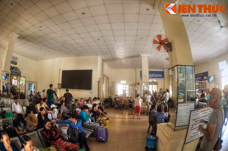 Sau Hiệp định Geneve 1954, đường sắt Bắc - Nam bị chia cắt cùng đất nước, ga Huế chủ yếu chỉ còn phục vụ các chuyến tàu quân sự. Trong giai đoạn chiến tranh Việt Nam, tuyến đường sắt Huế - Đà Nẵng hoạt động cầm chừng trong bối cảnh cuộc chiến ngày càng ác liệt.