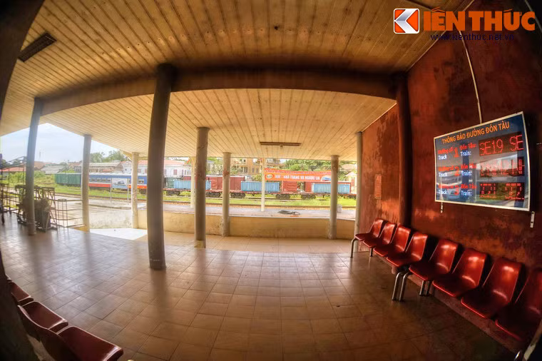 Vào cuối tháng 9/1945, đoàn tàu đưa đoàn quân Nam Tiến của Cách mạng đã tiến vào ga Huế giữa tiếng hô vang trời của người dân. Đoàn tàu dừng lại khá lâu để người xứ Huế tiễn đưa chồng và con em mình trong đại đội đầu tiên của Chi đội Trần Cao Vân lên tàu nhập đoàn quân Nam Tiến.