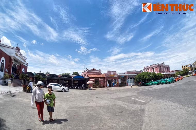 Ngày nay, ga Huế là một nhà ga chính trên tuyến đường sắt Bắc Nam, đồng thời cũng là một trong những di tích kiến trúc Pháp ít ỏi còn lại ở Cố đô Huế.