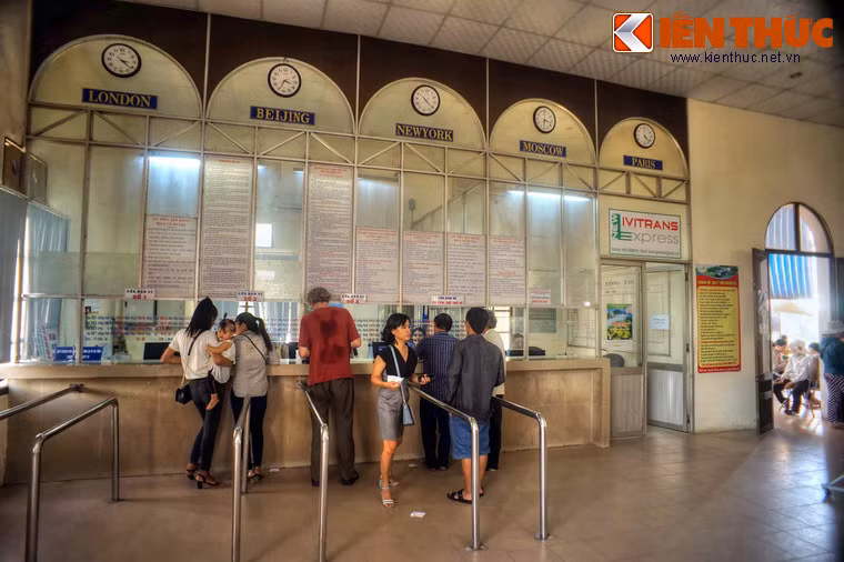 Ga Huế cũng là nơi khơi nguồn cảm hứng cho nỗi buồn chia ly của một thời Thơ mới, tiêu biểu như bài thơ "Những bóng người trên sân ga" của Nguyễn Bính.