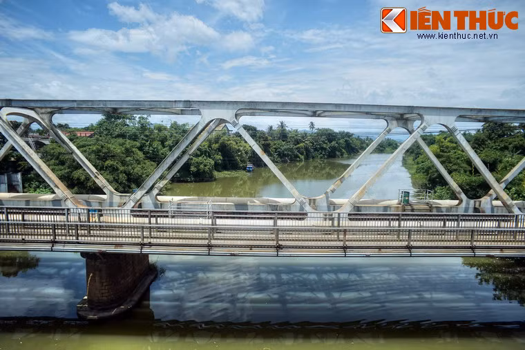 Một dự án cải tạo quy mô cầu Bạch Hổ do Nhật Bản tài trợ và được chính phủ Việt Nam phê duyệt, bắt đầu triển khai thực hiện từ năm 1998, hoàn thành năm 2000.