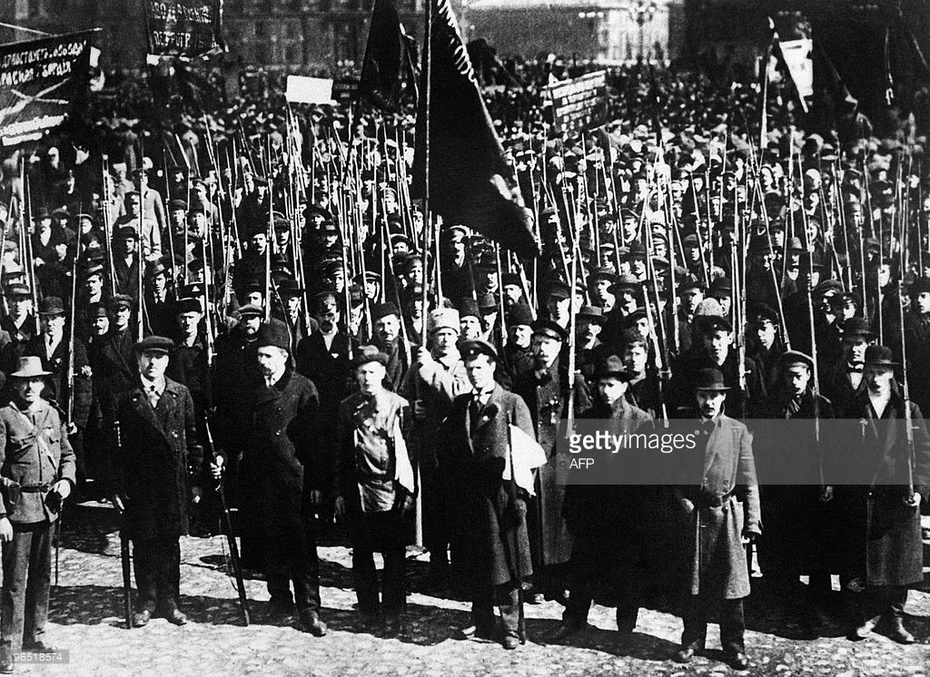 Cuộc diễu hành ủng hộ cách mạng của người dân Moscow. Ảnh: Getty.