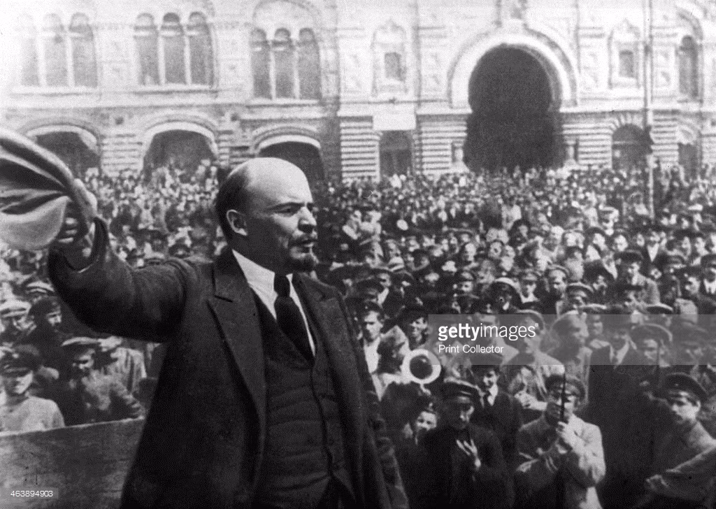 Lãnh tụ cách mạng Lê-nin diễn thuyết trước quần chúng nhân dân ở Quảng trường Đỏ, Moscow, một ngày sau thắng lợi của cuộc cách mạng. Ảnh: Getty.