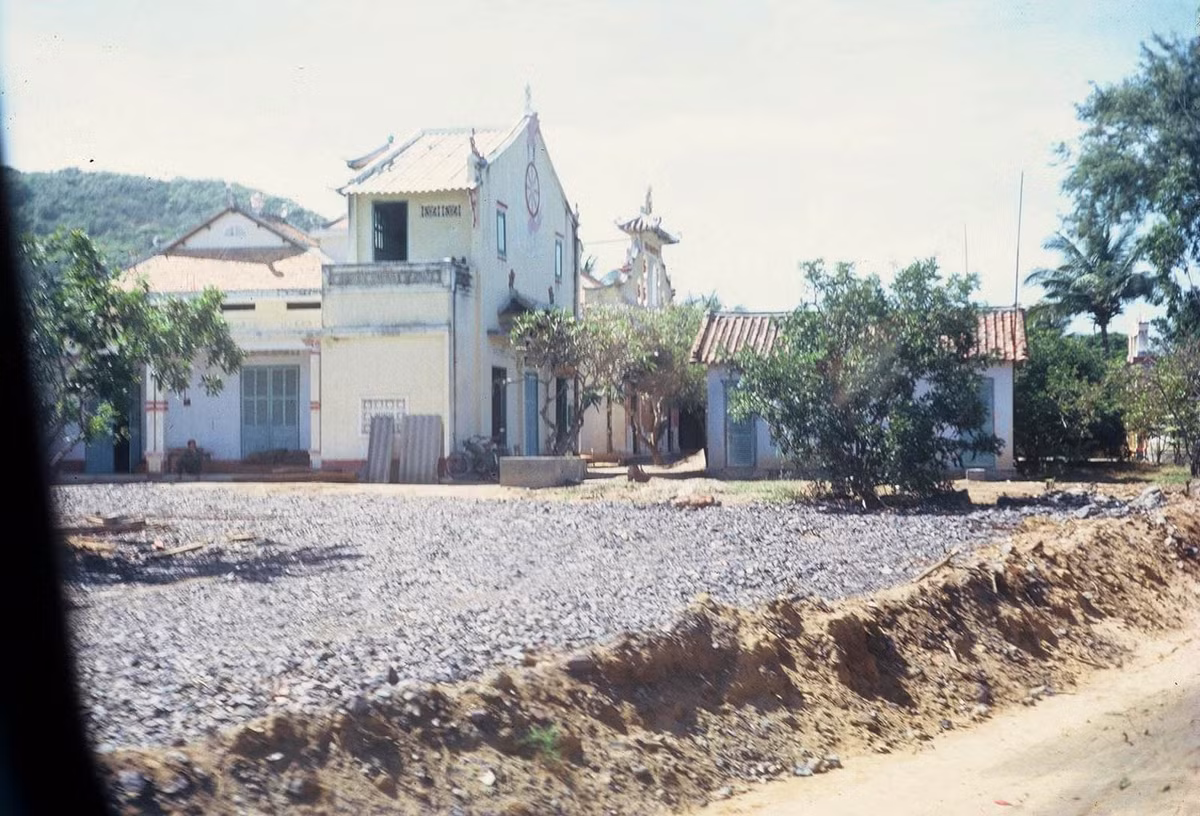 Ngôi chùa nhỏ ven đường. Ảnh: Tom Twitty.