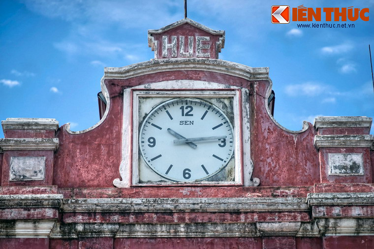 Trải qua hai cuộc chiến tranh khốc liệt, nhiều di tích cổ ở Huế đã bị tàn phá nặng nề, nhưng ga Huế may mắn không nằm trong số đó và vẫn giữ được những đường nét kiến trúc trăm tuổi.