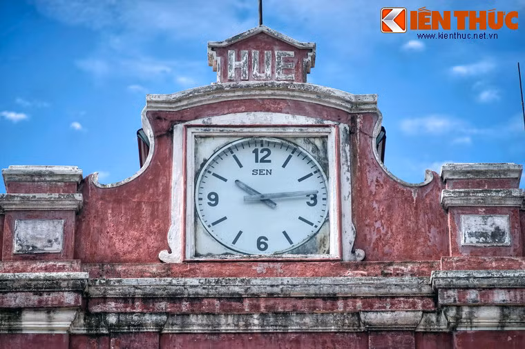 Trải qua hai cuộc chiến tranh khốc liệt, nhiều di tích cổ ở Huế đã bị tàn phá nặng nề, nhưng ga Huế may mắn không nằm trong số đó và vẫn giữ được những đường nét kiến trúc trăm tuổi.