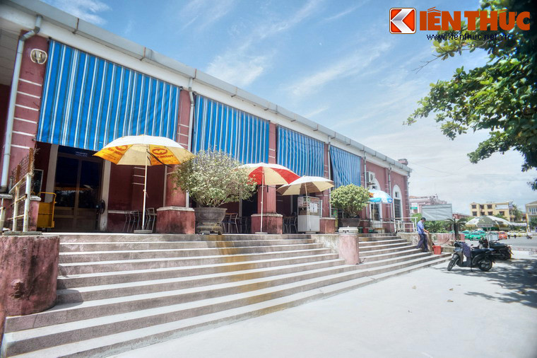 Trong hơn một thế kỷ tồn tại, ga Huế đã in dấu chân của rất nhiều nhân vật quan trọng trong lịch sử Việt Nam, đồng thời cũng từng tiếp đón nhiều nhân vật quốc tế nổi tiếng như vua hề Charlie Chaplin, nhà văn Pháp André Malraux, quốc vương Campuchia Sihanouk và hoàng hậu...