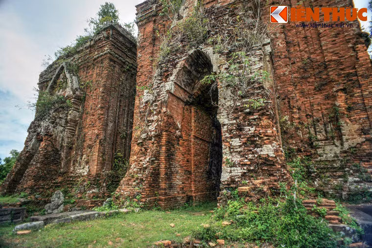 Dựa vào các yếu tố kiến trúc và điêu khắc trên, các nhà nghiên cứu đã xếp tháp Chiên Đàn vào nhóm tháp thuộc phong cách chuyển tiếp giữa phong cách Mỹ Sơn A1 và phong cách Bình Định.