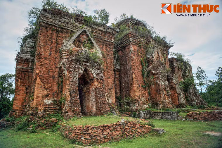 Nơi đây có ba ngôi tháp khá lớn, đều thuộc loại tháp Chăm truyền thống: Tháp vuông có các tầng mái, rất giống nhau về hình dáng, cấu trúc, trang trí. Tuy nhiên chỉ còn tháp trung tâm là nguyên vẹn với phần thân và chóp mái, hai ngôi tháp còn lại đã mất hoàn toàn các tầng phía trên.