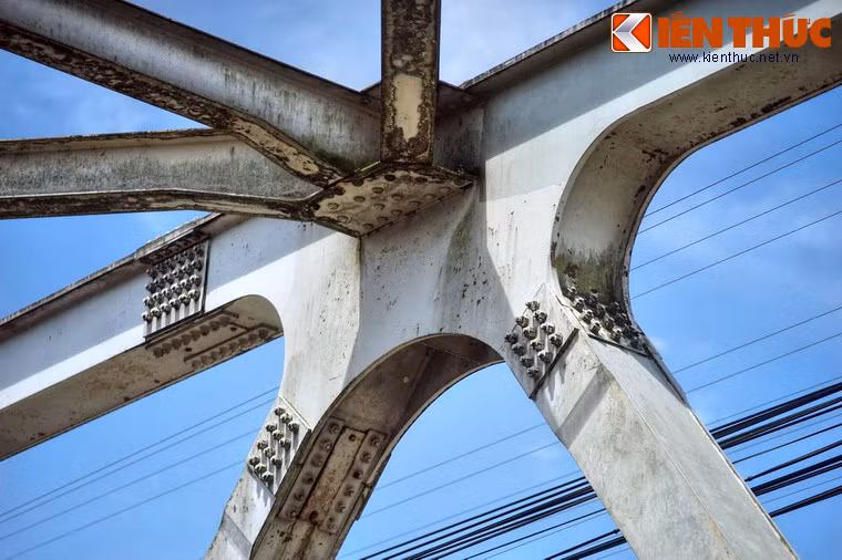 Trong giai đoạn chiến tranh khốc liệt, cầu sắt Bạch Hổ từng hai lần bị giật mìn đánh gãy, lần đầu vào cuối năm 1946, lần sau vào đầu xuân Mậu Thân 1968.