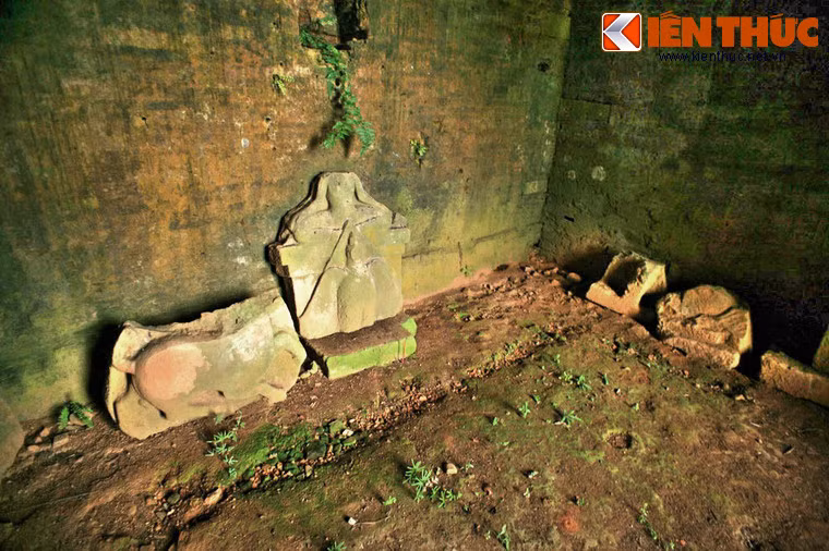 Những hiện vật còn sót lại bên trong tháp chính.