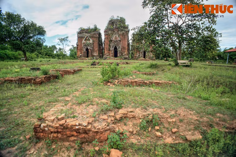 Bên cạnh 3 ngọn tháp còn đứng vững, quanh khu vực tháp Chiên Đàn còn rất nhiều nền móng của những công trình đã sụp đổ, cho thấy quy mô bề thế của khu đền tháp trong thời kỳ thịnh vượng.