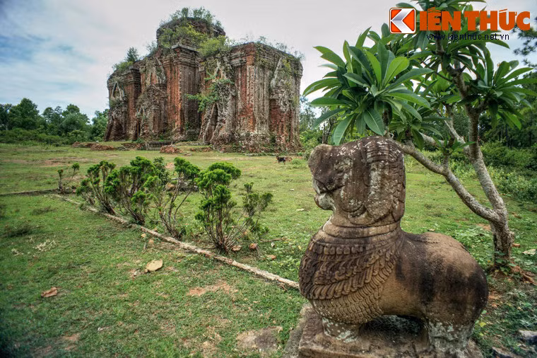 Các nhà sử học cho rằng, tháp được xây dựng vào cuối thế kỷ 10 đến đầu thế kỷ 11, trong thời kỳ Champa chuyển kinh đô từ Quảng Nam về Bình Định, dưới thời vua Yan Pu Ku Vijaya.