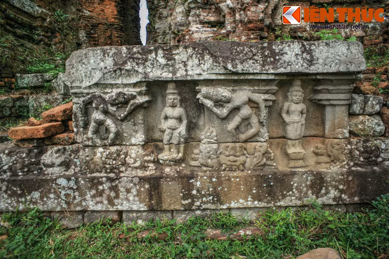 Đó là những mảng phù điêu bằng đá ốp tại chân tháp, lấy cảm hứng từ sử thi Ramayana của Ấn Độ .