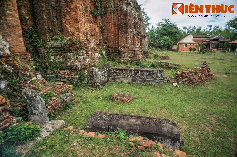 Tuy kiến trúc không còn nguyên vẹn, nhưng tháp Chiên Đàn là một trong số ít tháp Chăm còn lưu giữ lại được những tác phẩm điêu khắc bằng đá rất sinh động.