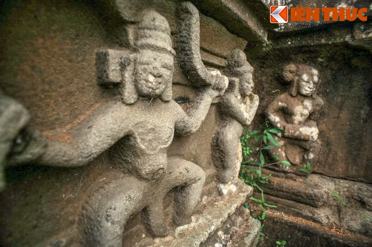 Các phù điêu này thể hiện hình ảnh những chiến binh cầm nhiều loại vũ khí khác nhau, trong các tư thế phong phú như canh gác hoặc chiến đấu.