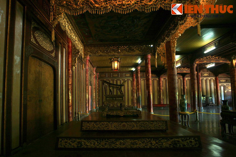 Nội thất điện Thái Hòa được sơn son thếp vàng lộng lẫy. 80 cột gỗ lim trong điện được sơn thếp và trang trí hình rồng vờn mây. Trung tâm của chính điện là ngai vàng của các vua nhà Nguyễn, được đặt trên bục gỗ ba tầng, chạm trổ hình rồng rất cầu kỳ.