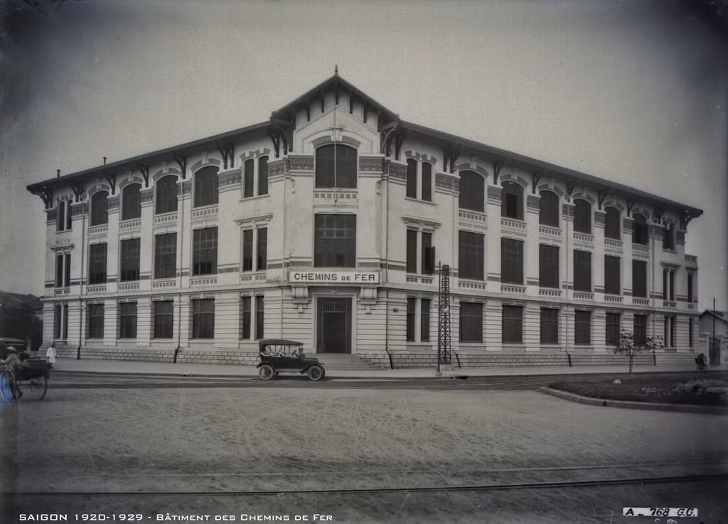 Trụ sở Hỏa xa Đông Dương cạnh vòng xoay chợ Bến Thành, nay là trụ sở của Công ty vận tải đường sắt Sài Gòn. Ảnh tư liệu.