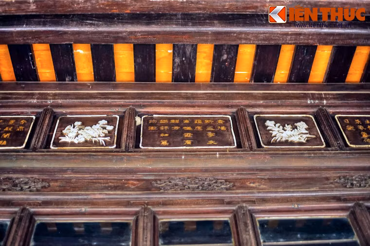 Các liên ba, đồ bản chạm khắc nhiều bài thơ là trước tác của vua Thiệu Trị, được bố trí sắp xếp hầu hết ở các khu vực bên trong ngôi điện một cách hài hòa.