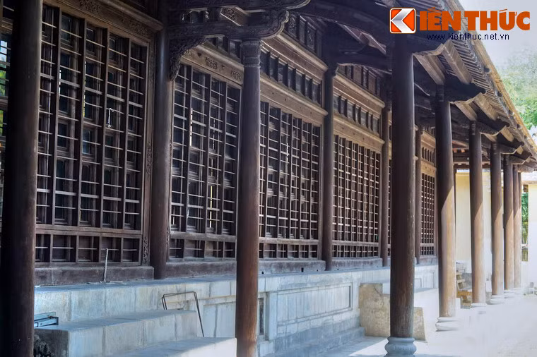 Mặt ngoài điện lắp các khung cửa kính, một đặc điểm giống với tòa điện chính của cung Diên Thọ trong Hoàng thành.