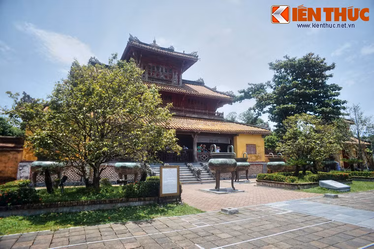 Hiển Lâm Các, Thế Miếu và Cửu Đỉnh là có sự liên kết về mặt kiến trúc cũng như về công dụng, chức năng, và là một tổng thể không thể tách rời Chính sự phối hợp bố cục xung quanh cùng cảnh quan khiến cho giá trị của Hiển Lâm Các rất quan trọng.