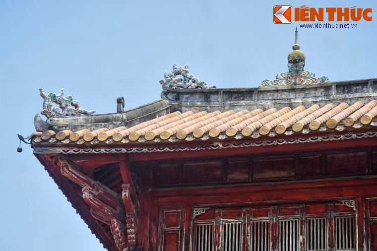 Theo quy định của các đời vua Nguyễn, tất cả các công trình xây dựng trong Hoàng thành đều phải thấp hơn Hiển Lâm Các.