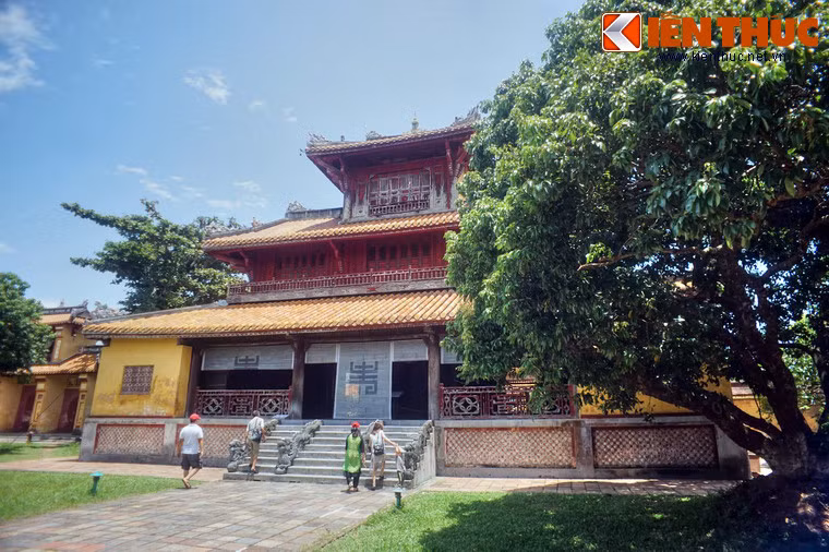 Hiển Lâm Các được xây dựng trên khối nền cao hình chữ nhật, lát gạch Bát Tràng, xây bó bằng gạch vồ, vôi vữa và đắp nổi mảnh sành để trang trí. Công trình có ba phần mái chính với tất cả 12 mái.