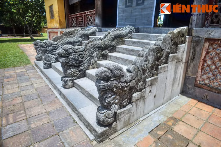 Từ dưới bước lên mặt nền bằng hai hệ thống bậc cấp đá thanh, ở trước và sau mỗi hệ thống có 9 cấp bậc. Hai bên thành bậc cấp đắp hình rồng ở giữa là giới hạn lối đi dành riêng cho vua.