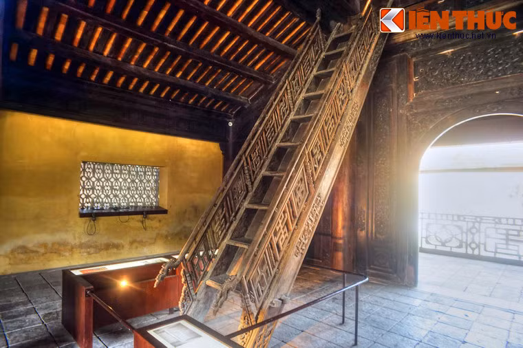 Kiến trúc của tầng một rất tinh tế với những bản điêu khắc đạt đến trình độ điêu khắc tinh xảo. Chiếc cầu thang nhỏ bằng gỗ được bắc lên tầng hai được xem là tác phẩm giá trị nhất của Hiển Lâm Các