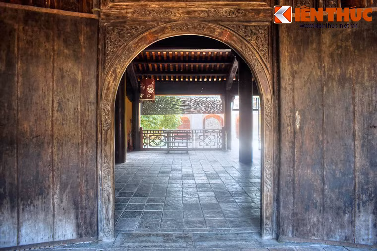 Ở hàng cột ba tính từ mặt trước có dựng một dãy đố bản, giữa mỗi gian trổ một cửa vòm.