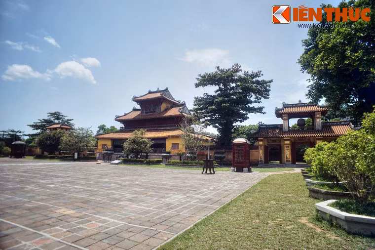 Nằm trong khu vực Thế Tổ Miếu, Hiển Lâm Các cao 17 m, là công trình kiến trúc cao nhất trong Hoàng thành Huế.