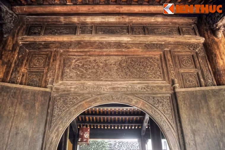 Các hệ thống kèo, liên ba, đố bản ở tầng một đều chạm nổi các mô típ hình rồng cách điệu hóa thành dây leo lá cuốn.