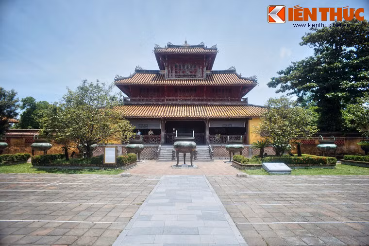 Công trình được xây dựng từ năm 1821 - 1822, thời vua Minh Mạng, cùng thời với Thế Miếu. Đây được xem là đài kỷ niệm ghi nhớ công tích của các vua nhà Nguyễn và các quan đại thần có công lớn của triều đại.