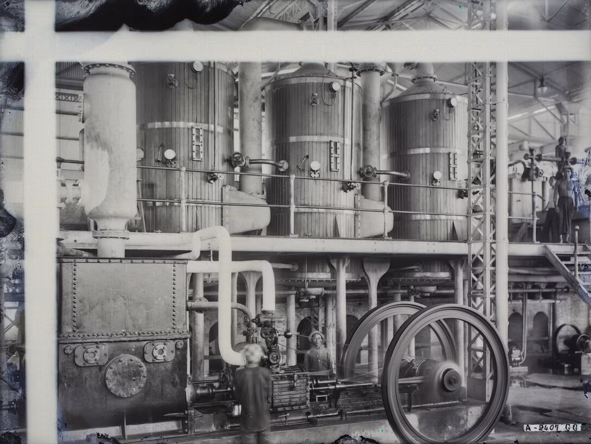 Cận cảnh một dây chuyền nấu nước mía. Ảnh tư liệu.